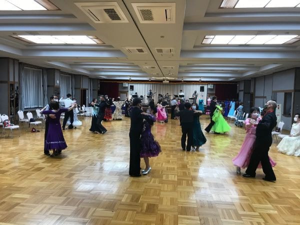 広いダンス会場